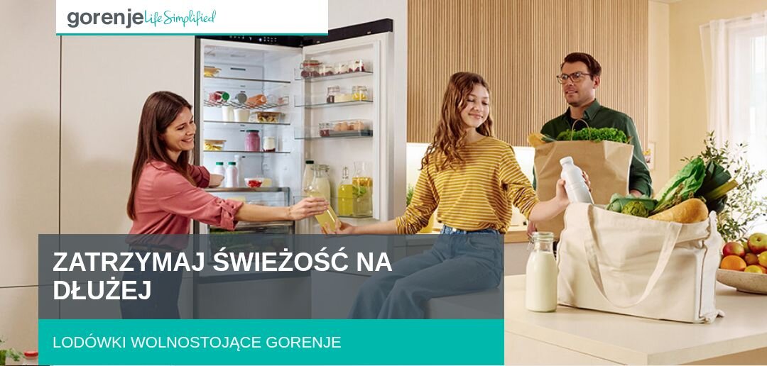 Na obrazie widać otwartą lodówkę z różnymi produktami spożywczymi oraz trzy osoby w kuchni. Na dole znajduje się tekst: \'ZATRZYMAJ ŚWIEŻOŚĆ NA DŁUŻEJ LODÓWKI WOLNOSTOJĄCE GORENJE\'.