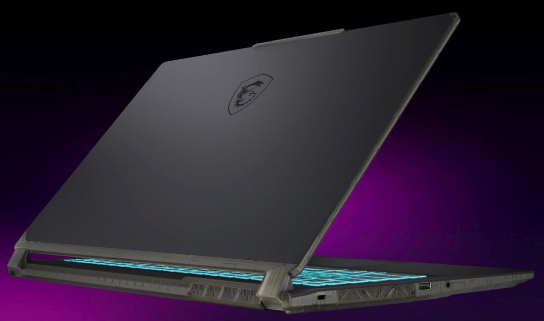 Laptop z podświetlaną klawiaturą i logo producenta na pokrywie, ustawiony na tle w odcieniach fioletu.