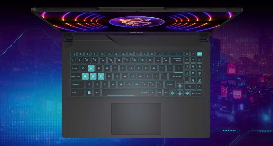 Laptop z podświetlaną klawiaturą, wyświetlający kolorowe efekty świetlne na ekranie. W tle widoczna jest futurystyczna, neonowa grafika miasta.