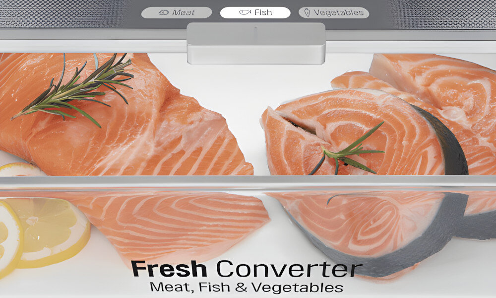 Wnętrze lodówki z szufladą oznaczoną jako \'Fresh Converter\' z opcjami \'Meat\', \'Fish\', \'Vegetables\'. W szufladzie znajdują się kawałki łososia z gałązkami rozmarynu i plasterkami cytryny.