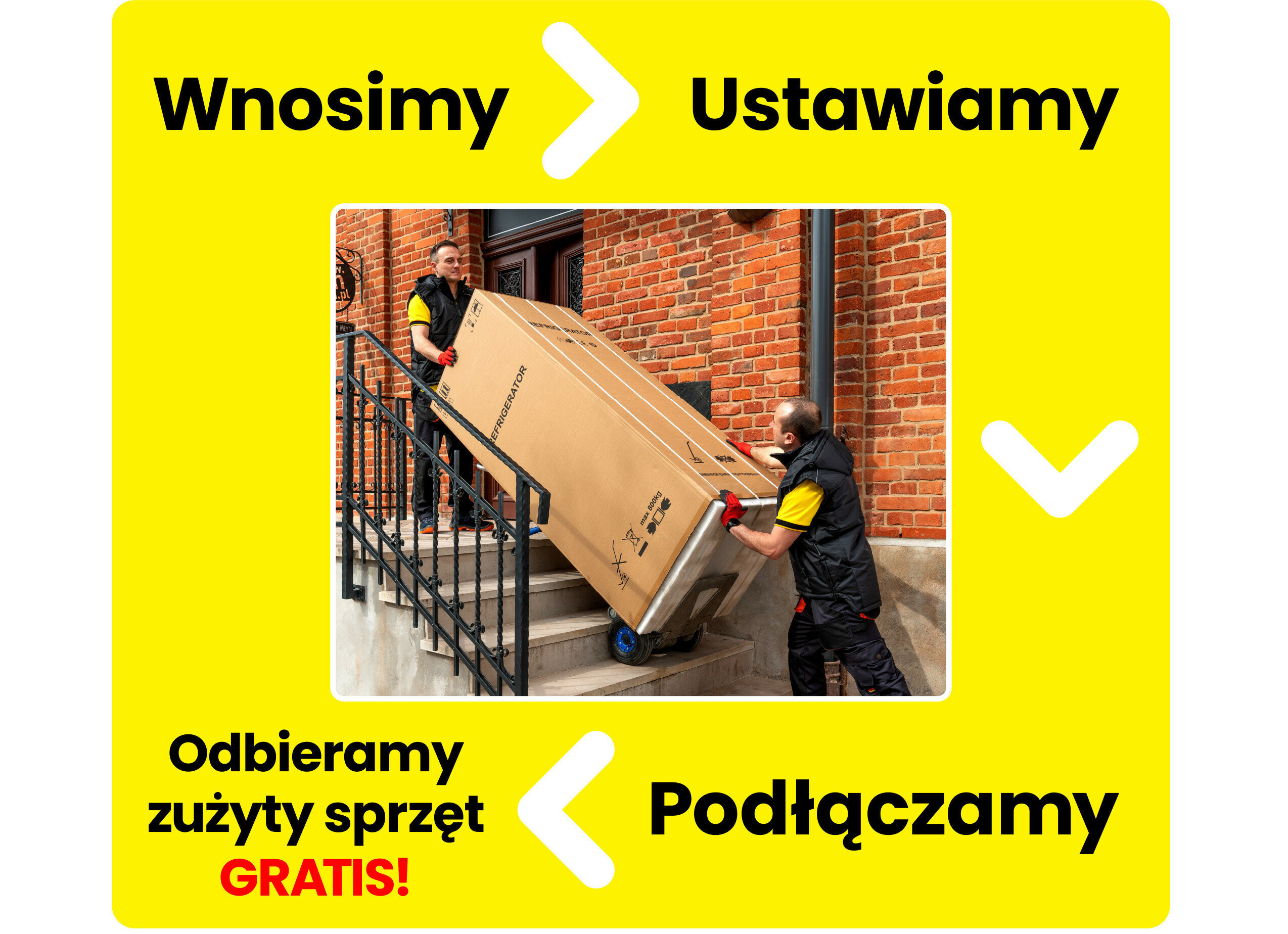 Dwóch mężczyzn wnosi dużą paczkę po schodach do budynku z cegły. Na żółtym tle widnieją napisy: \'Wnosimy\', \'Ustawiamy\', \'Odbieramy zużyty sprzęt GRATIS!\', \'Podłączamy\'.