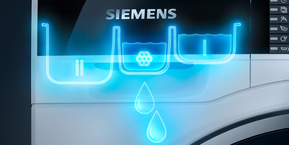 Na obrazie widoczny jest fragment pralki z logo \'SIEMENS\' oraz podświetlonymi ikonami przedstawiającymi trzy komory na detergenty i krople wody.