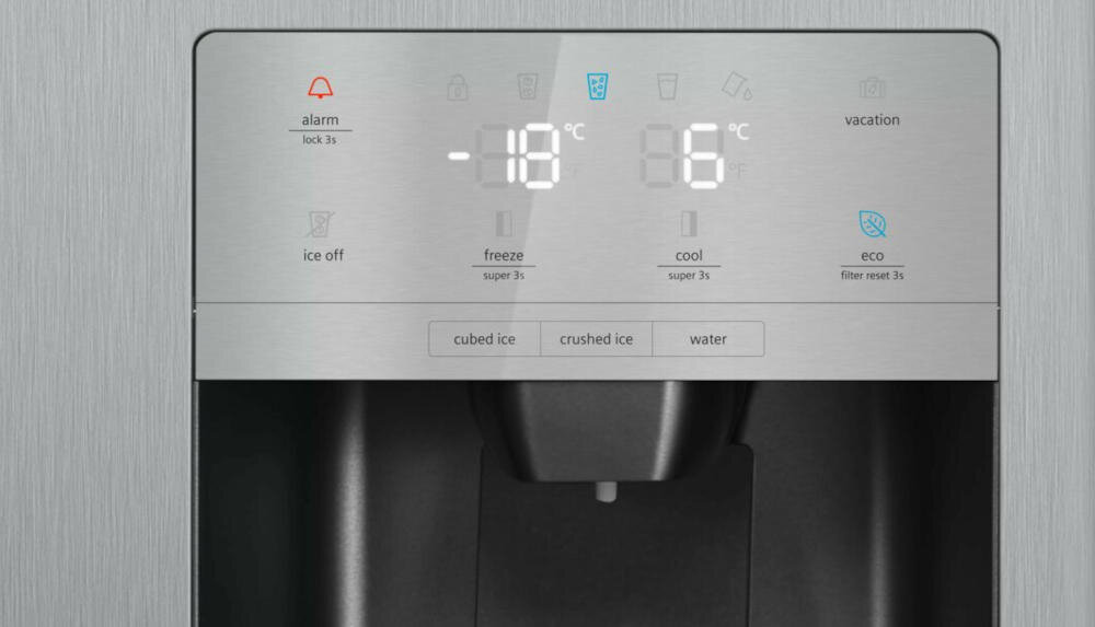 Panel sterowania lodówki z wyświetlaczem temperatury -18°C i 6°C oraz przyciskami do wyboru trybów: alarm, ice off, freeze, cool, vacation, eco. Dostępne opcje lodu: cubed ice, crushed ice, water.