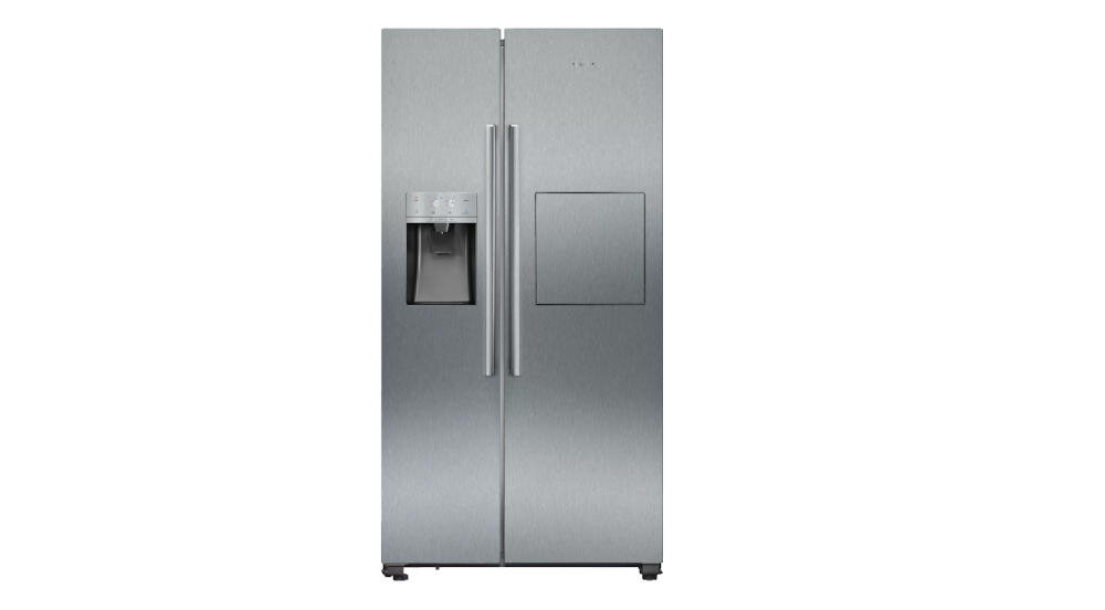 Srebrna lodówka side by side z dwoma pionowymi uchwytami. Posiada wbudowaną kostkarkę i panel sterowania na drzwiach.