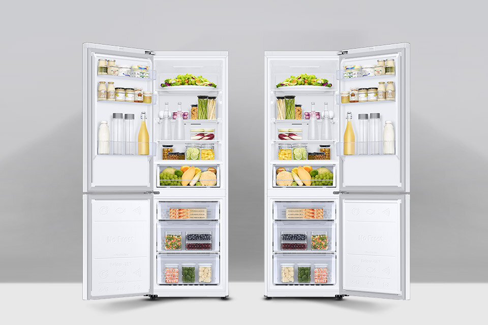 Łatwo zmieniaj kierunek otwierania drzwi w lodówce Dwie otwarte lodówki z widocznymi półkami wypełnionymi różnorodnymi produktami spożywczymi, takimi jak butelki, słoiki, warzywa i owoce. Na drzwiach zamrażarek widoczny jest napis \'No Frost\'.