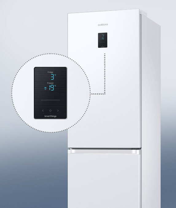 Zewnętrzny wyświetlacz pozwala na łatwą obsługę lodówki Biała lodówka z wyświetlaczem pokazującym temperatury: Fridge 3°C, Freezer -19°C. Na wyświetlaczu widoczny jest napis \'SmartThings\'.