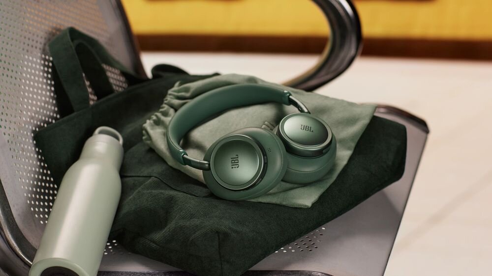 Słuchawki nauszne JBL Live 780NC ANC kabel 3,5 mm USB-C JBL Smart Tx, słuchawki leżące na krześle