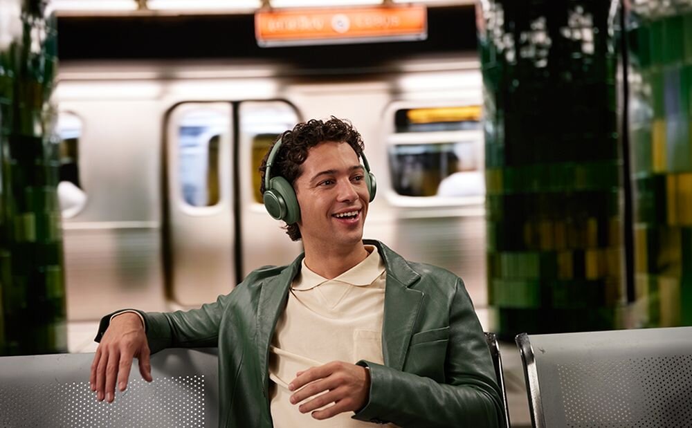 Słuchawki nauszne JBL Live 780NC ANC True Adaptive Noise Cancelling 2.0 sześć mikrofonów, osoba z założonymi słuchawkami