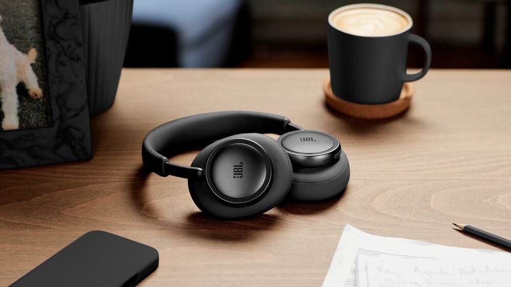 Słuchawki nauszne JBL Live 780NC ANC Bluetooth LE Audio Auracast transmisja bezprzewodowa, słuchawki leżące na stole