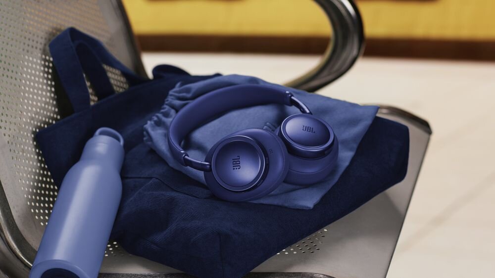 Słuchawki nauszne JBL Live 780NC ANC połączenie wielopunktowe Bluetooth dwa urządzenia, słuchawki leżące na krześle