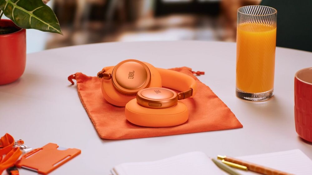 Słuchawki nauszne JBL Live 780NC ANC aplikacja JBL Headphones ustawienia dźwięku, słuchawki leżące na stole