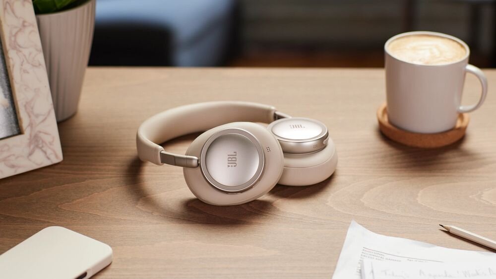 Słuchawki nauszne JBL Live 780NC ANC Personi-Fi 3.0 personalizacja dźwięku, słuchawki leżące na stole
