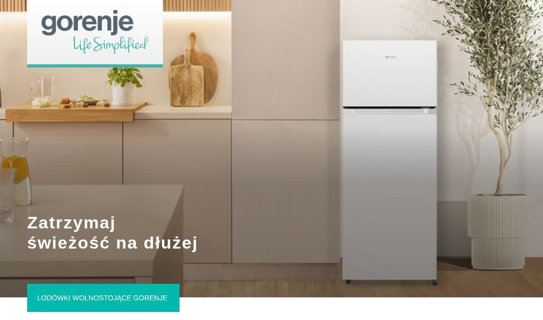 Biała lodówka stoi w nowoczesnej kuchni obok blatu z drewnianymi deskami i rośliną. Na obrazie widoczny jest tekst: \'gorenje Life Simplified\', \'Zatrzymaj świeżość na dłużej\', \'LODÓWKI WOLNOSTOJĄCE GORENJE\'.