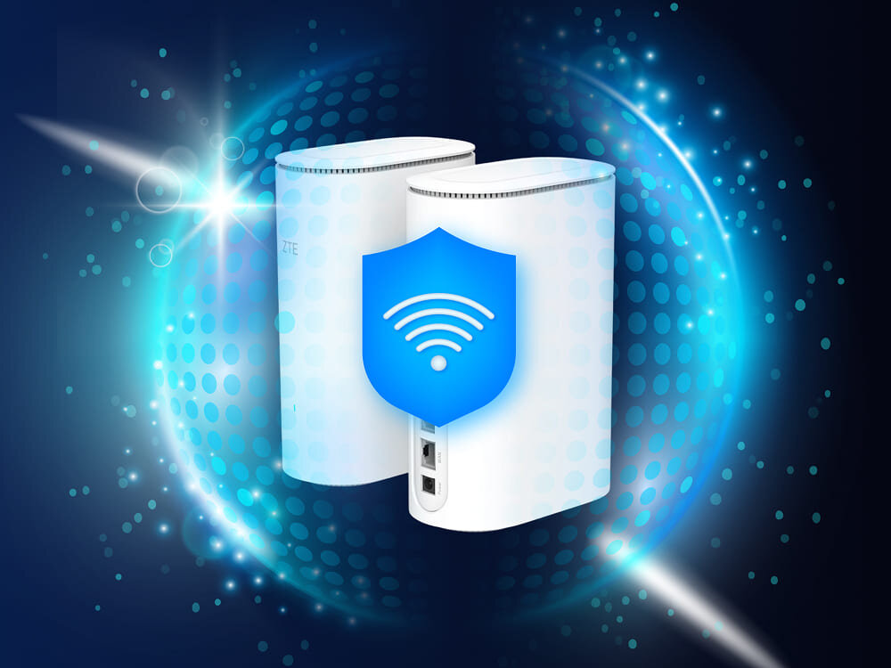 Na obrazie znajdują się dwa białe urządzenia z logo ZTE, z przodu widoczna jest ikona tarczy z symbolem Wi-Fi. Tło jest niebieskie z efektami świetlnymi i kropkami.