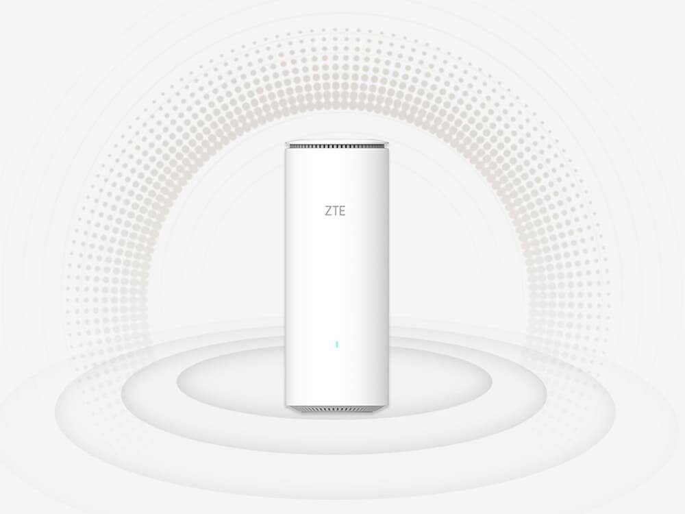 Na obrazie widoczny jest biały, cylindryczny router z napisem \'ZTE\' na przodzie. W tle znajdują się koncentryczne okręgi w odcieniach szarości.