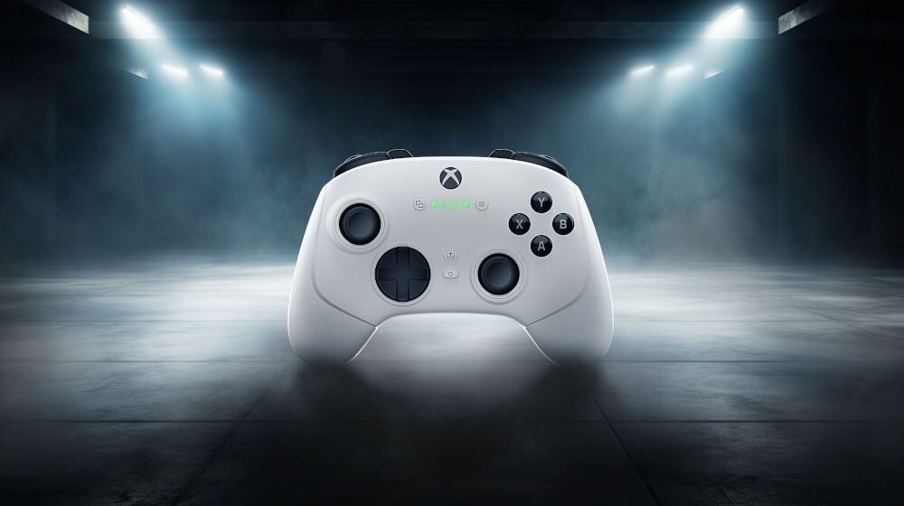 Biały kontroler do gier z czarnymi przyciskami i logo Xbox na środku, umieszczony na tle oświetlonej sceny z efektem mgły.