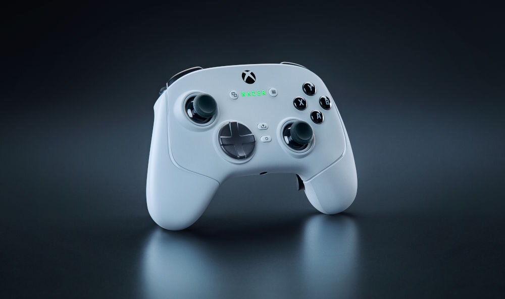 Biały kontroler do gier z widocznymi przyciskami i logo Xbox na górze. Na kontrolerze znajduje się napis \'RAZER\'.