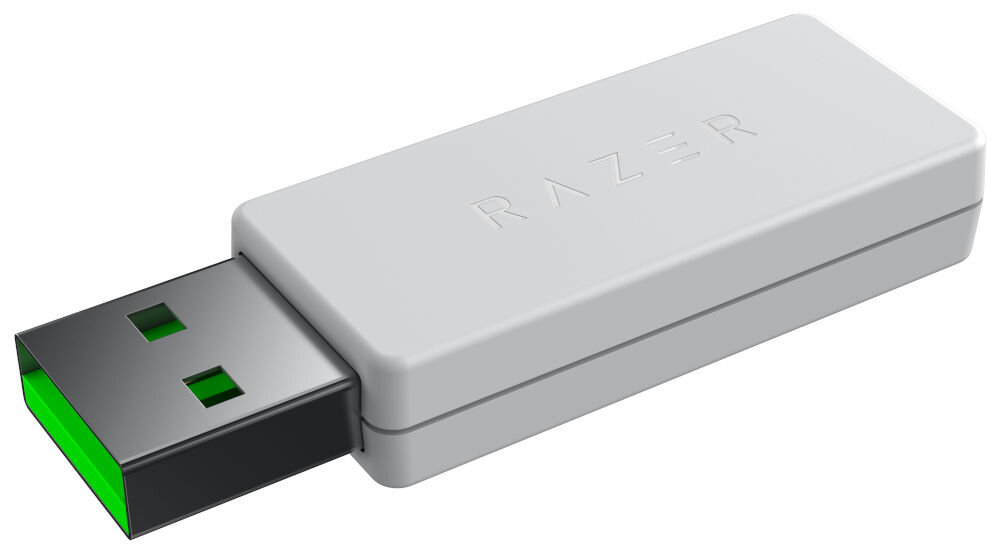 Biały adapter USB z logo RAZER na obudowie, z zielonym wnętrzem złącza.