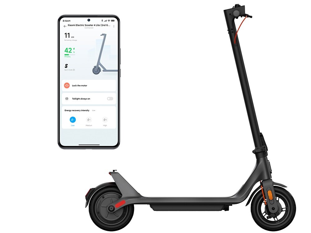 Obraz przedstawia czarną hulajnogę elektryczną z czerwonymi akcentami oraz smartfon z aplikacją pokazującą dane dotyczące hulajnogi. Na ekranie telefonu widoczny jest tekst: \'Xiaomi Electric Scooter 4 Lite (2nd Gen)\'.