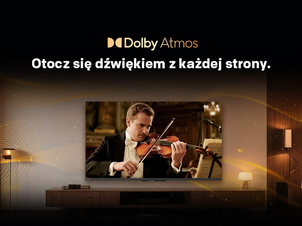 Na obrazie widoczny jest telewizor wyświetlający mężczyznę grającego na skrzypcach. Nad telewizorem znajduje się tekst: \'Dolby Atmos Otocz się dźwiękiem z każdej strony.\'