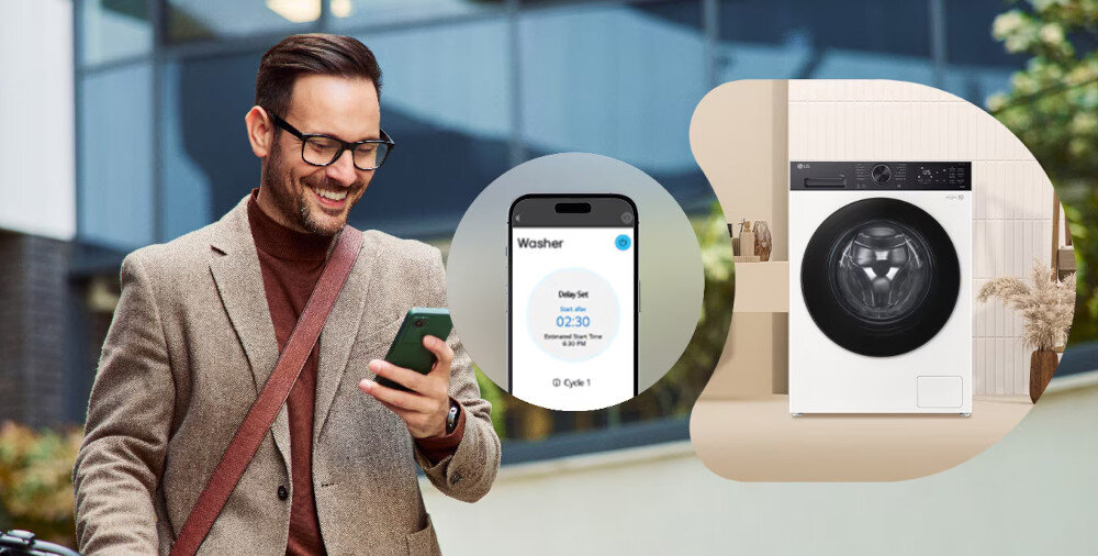 Mężczyzna w okularach trzyma smartfon, obok widoczny jest ekran aplikacji z napisem \'Washer\' i informacjami o cyklu prania. W tle znajduje się pralka w zabudowie.