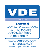 Niebiesko-biała etykieta z logo VDE i tekstem: \'12/2023 Tested ✓ Color Volume 100% acc. to DCI-P3 ✓ Contrast Ratio 5,000,000:1 www.VDEinfo.com ID. 400567676 Tested by VDE Germany\'.