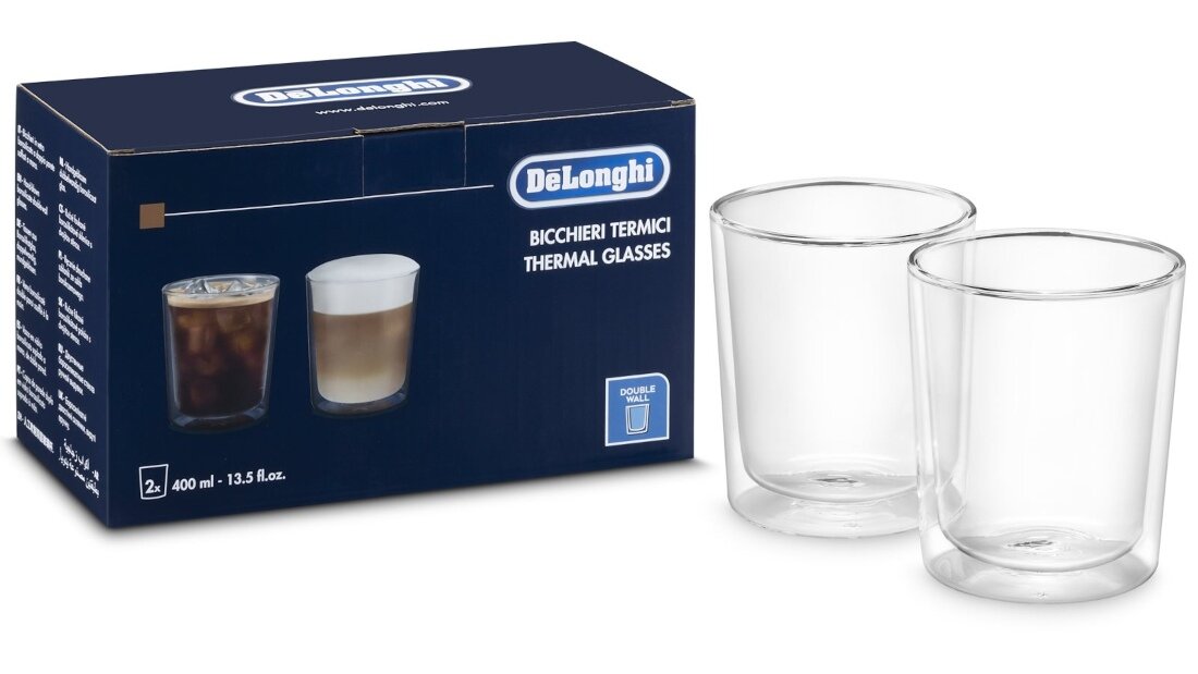 Na obrazie widoczny jest zestaw dwóch szklanek termicznych obok pudełka z logo \'DeLonghi\'. Na pudełku znajduje się tekst: \'Bicchieri Termici Thermal Glasses\', a także zdjęcia dwóch napojów w szklankach.