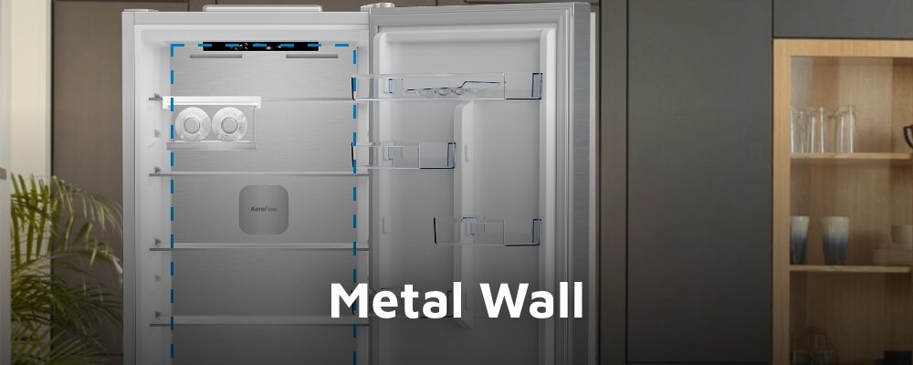 Otwarta lodówka z widocznymi półkami i napisem \'Metal Wall\'.