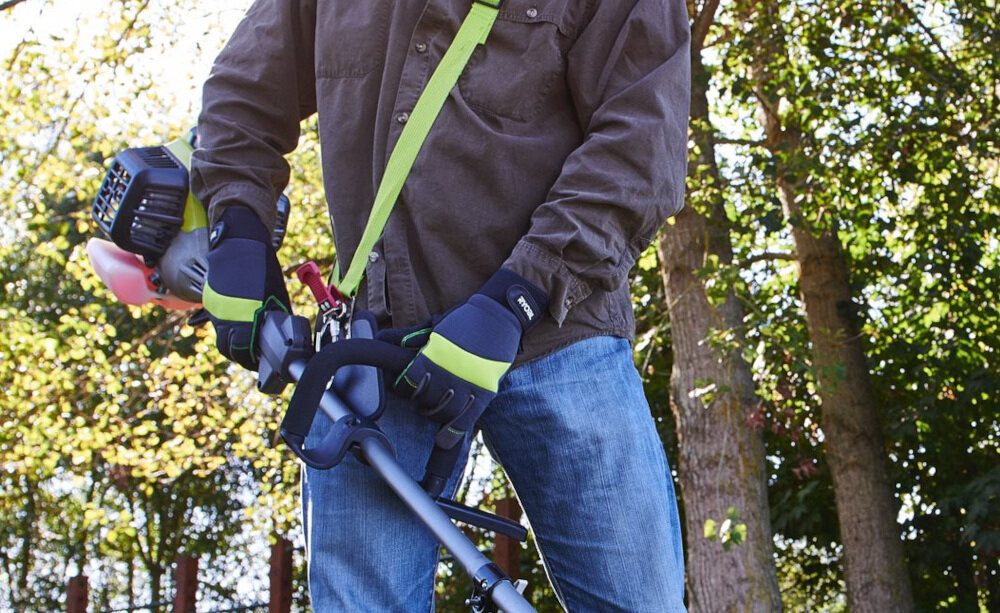 Kosa spalinowa RYOBI RBC31SESO uchwyt wygodny ergonomiczny miękkim pokryciem uprząż podtrzymująca