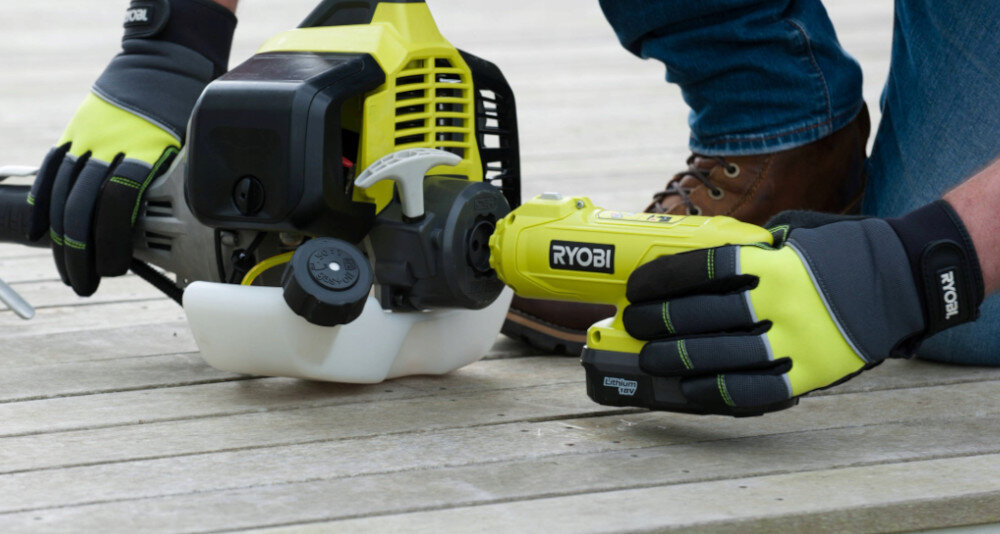 Kosa spalinowa RYOBI RBC430SBD wszystkie niezbędne elementy sterowania w rękojeści uchwytu