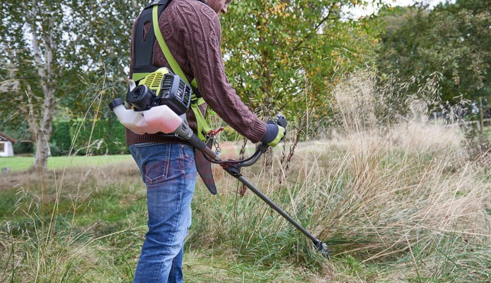 Kosa spalinowa RYOBI RBC430SBD pojemnik pojemność 1,1 litra do sporządzania mieszanki paliwowej z wysokiej jakości tworzyw sztucznych