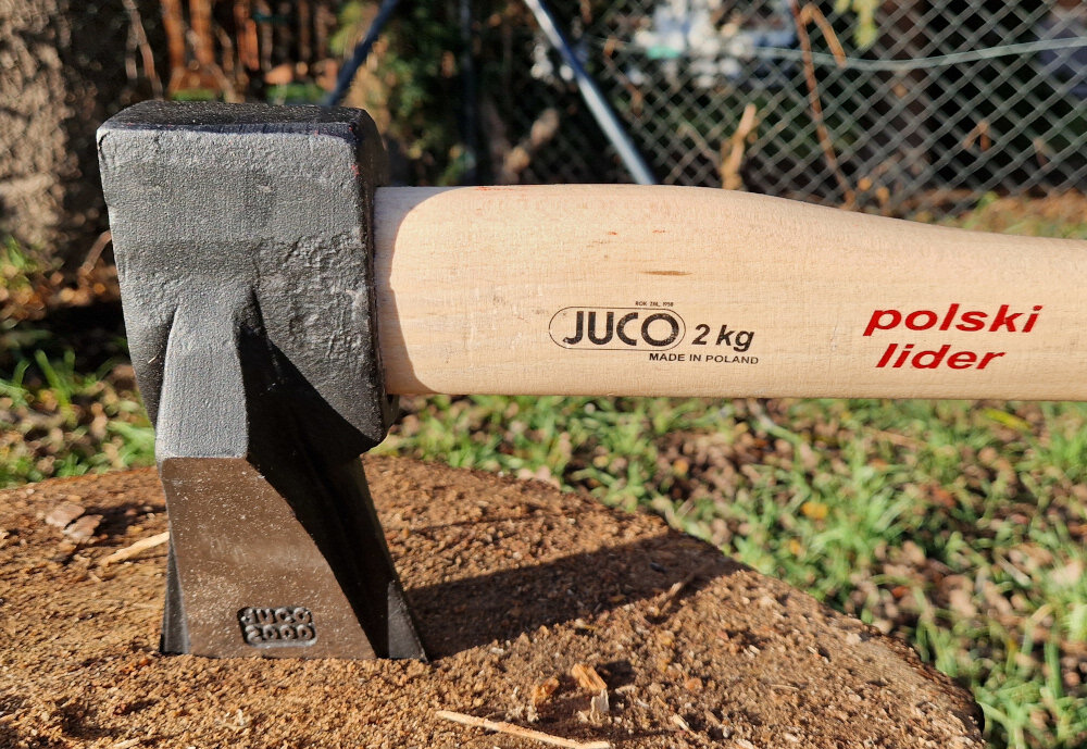 Siekiera uniwersalna JUCO 32924 2 kg glowica waga 2 kg grubosc 21 mm z wysokiej jakosci kutej szlifowanej stali trwalosc ostrosc kute czernione wykonczenie obucha odpornosc na uszkodzenia i korozje