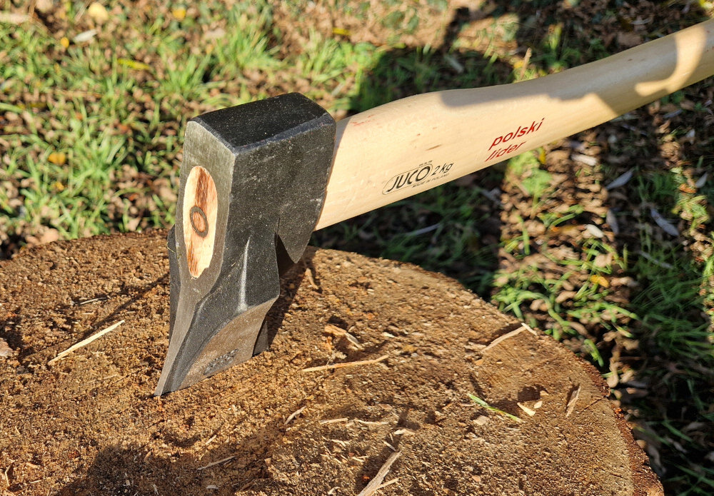 Siekiera uniwersalna JUCO 32924 2 kg trzonek dlugi specjalnie profilowany z sezonowanego drewna lisciastego pewny chwyt komfort pracy optymalna sila uderzenia waga calkowita 2,5 kg dobre wywazenie efektywnosc pracy
