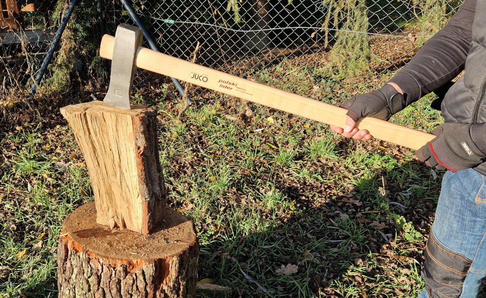 Siekieromłot rozłupująca JUCO 32927 2.1 kg trzonek solidny z naturalnego drewna bukowego zapobiega zsuwaniu sie glowicy podczas pracy bezpieczenstwo komfort uzytkowania dobre wywazenie wygoda