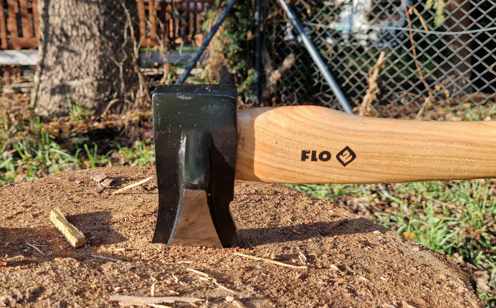 Siekiera rozłupująca FLO 32930 1kg obuch solidny stalowy czerniony zabezpieczony klinem trwalosc arzedzia bezpieczenstwo uzytkowania odporny na korozje trwalosc wygoda
