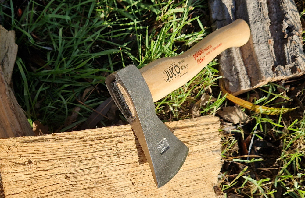 Siekiera uniwersalna JUCO 33000 0.4 kg glowica z wysokiej jakosci stali hartowana indukcyjnie szlifowana dlugotrwala ostrosc odpornosc na zuzycie waga 400 g grubosc 25 mm do lekkich i srednich prac