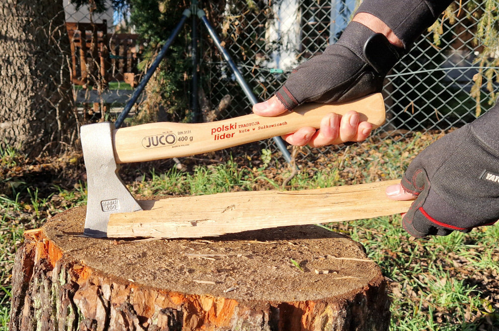 Siekiera uniwersalna JUCO 33000 0.4 kg uchwyt wyprofilowany z trwalego drewna bukowego komfort pracy pewny chwyt naturalny material