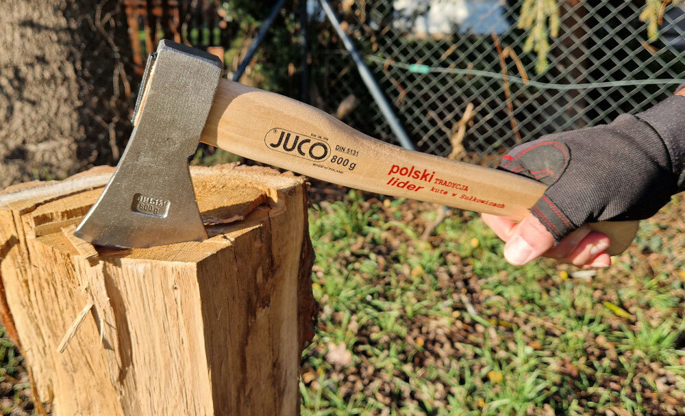 Siekiera uniwersalna JUCO 33002 0.8 kg uchwyt wyprofilowany z trwalego drewna bukowego komfort pracy pewny chwyt naturalny material
