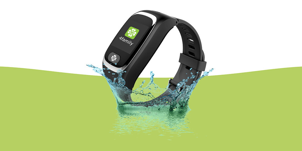 Czarny smartband z wyświetlaczem, na którym widnieje logo i napis \'4family\', zanurzony w wodzie na zielonym tle.