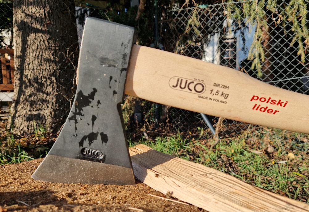 Siekiera uniwersalna JUCO 33035 1,5 kg glowica waga 1,5 kg grubosc 30 mm z wysokiej jakosci kutej szlifowanej stali trwalosc ostrosc kute czernione wykonczenie obucha odpornosc na uszkodzenia i korozje