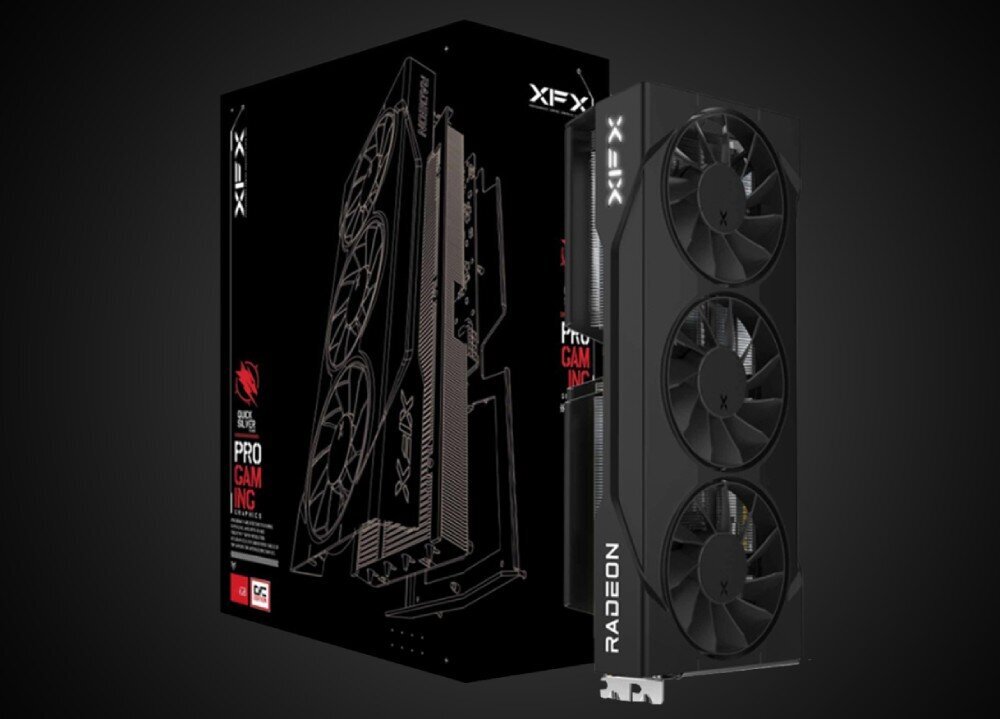 Komputer MAD DOG DEEPCOOL-A38WR32WH Karta graficzna z trzema wentylatorami obok opakowania z rysunkową grafiką produktu i logo XFX