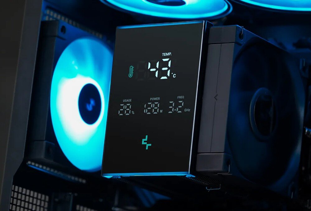 Komputer MAD DOG DEEPCOOL-A38WR32WH Zbliżenie na czarny blok chłodzenia procesora z cyfrowym wyświetlaczem pokazującym temperaturę 43°C oraz informacje o zużyciu, mocy i częstotliwości, w tle widoczne niebieskie podświetlenie, chłodzenie procesora, rurki cieplne, łopatki, podświetlenie, wyświetlacz