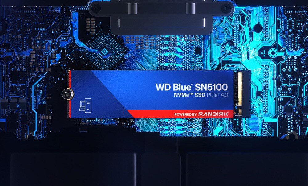 Komputer MAD DOG VENTUM400ARGB-A03WR32WH Dysk SSD M.2 umieszczony poziomo w centralnej części na tle jasnoniebieskich, świecących ścieżek elektrycznych i obwodów płyty głównej komputera, interfejs, prędkość, technologia
