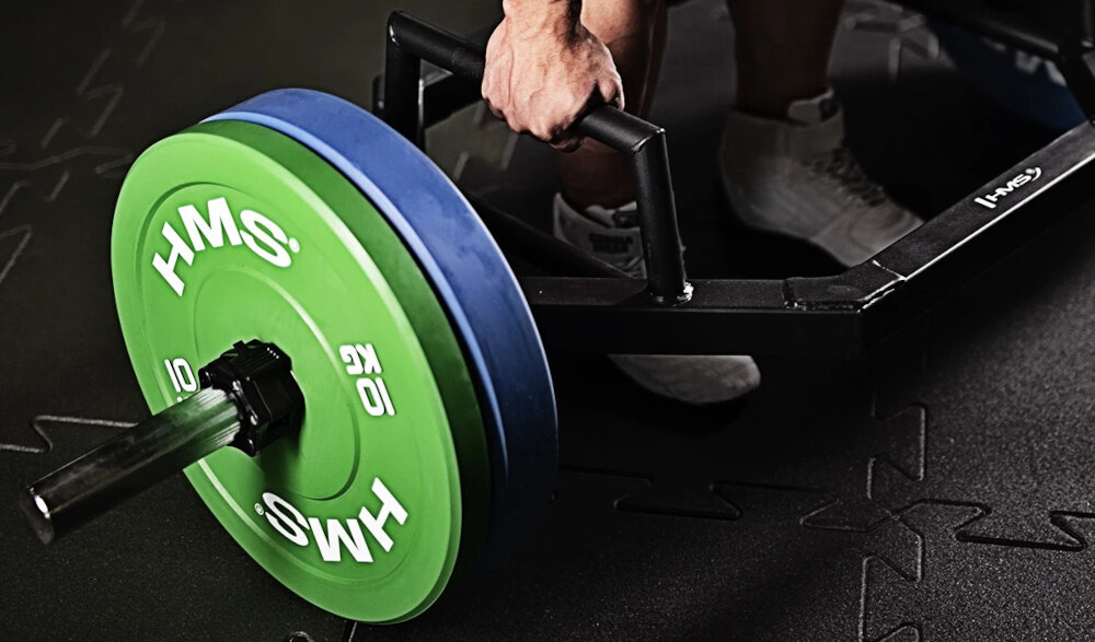 Obciążenie HMS HTBR05 (10 kg) białe tło zbliżenie na oznaczenie wagi kalibrowane wagowo i wymiarowo w granicach od -0,5% do +0,5% rzeczywista masa pozostaje bardzo bliska deklarowanej wartości 10 kg większa kontrola i powtarzalność wyników bardziej świadomy rozwój siły lepsze monitorowanie postępów w treningu wyraźne oznaczenie masy na powierzchni