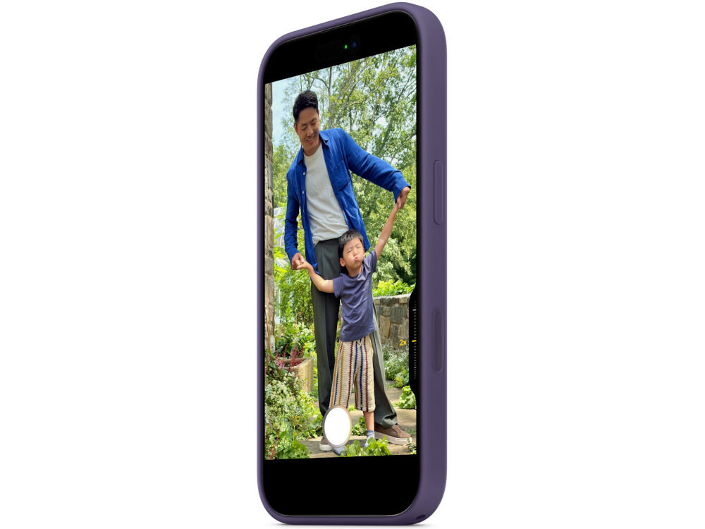Na obrazie widoczny jest telefon w mlecznofioletowym etui, na ekranie którego wyświetla się zdjęcie dorosłego i dziecka w ogrodzie. Etui ma gładką powierzchnię i wycięcia na przyciski boczne.