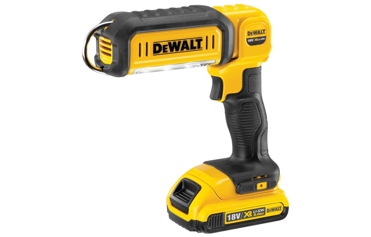 Latarka DEWALT DCL050, akumulator, serie, latarka, intensywność, dostosowanie, na białym tle latarka z wpiętym akumulatorem frontem prawo skos