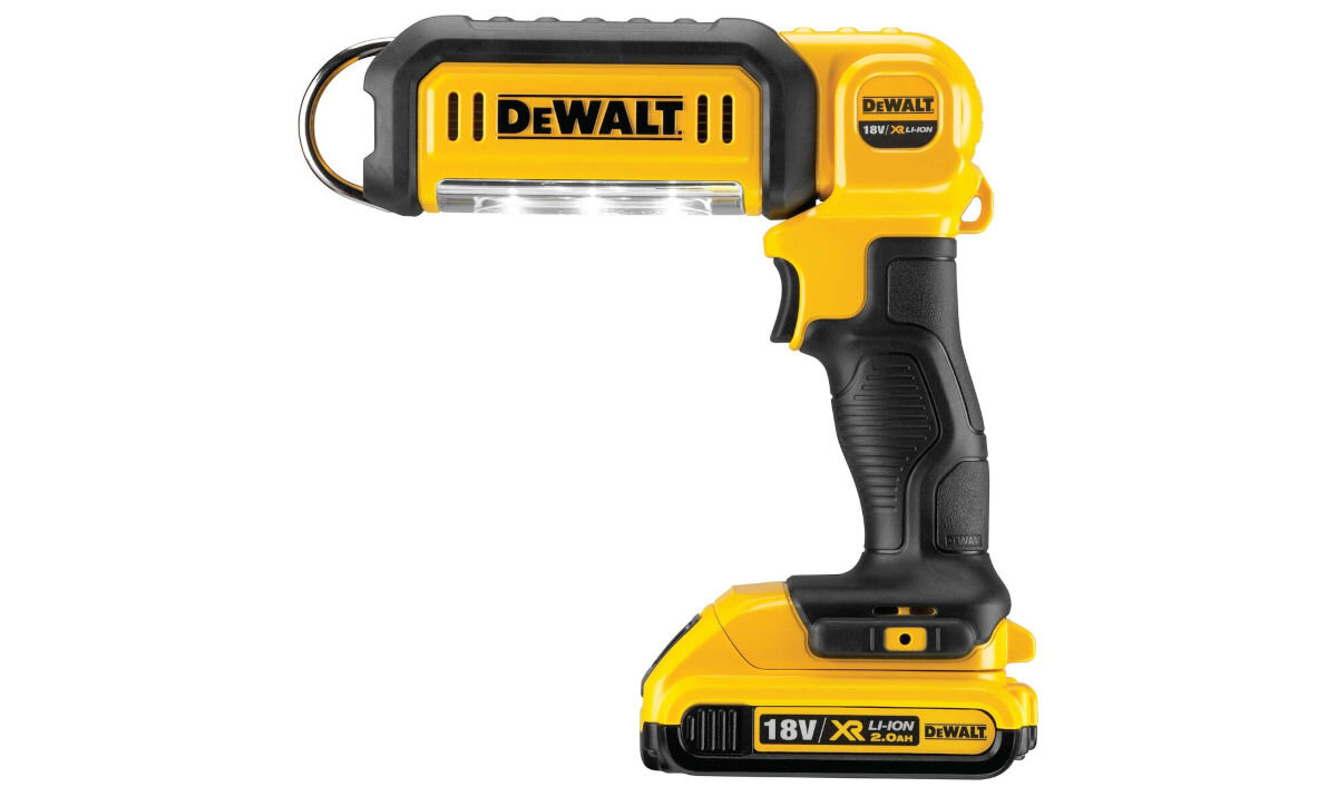 Latarka DEWALT DCL050, obudowa, odporność, antypoślizgowe, ergonomia, na białym tle latarka pionowo lewym bokiem