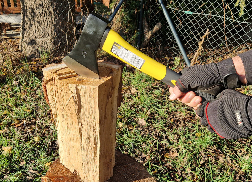 Siekiera uniwersalna VOREL 33105 1 kg trzonek specjalnie profilowany z wlokna szklanego odporne na pekniecia i uszkodzenia dlugosc trzonka 430 mm dobre wywazenie wygodne precyzyjne manewrowanie