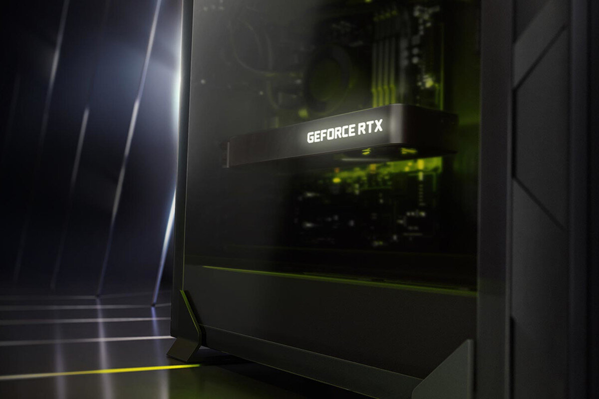 Obraz przedstawia wnętrze obudowy komputera z widoczną kartą graficzną z napisem \'GEFORCE RTX\'. W tle widać elementy płyty głównej oświetlone zielonym światłem.