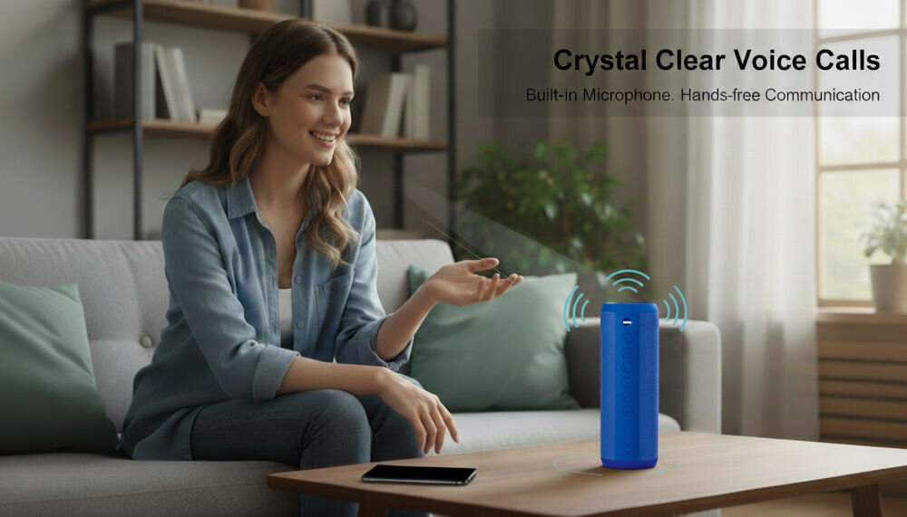 Kobieta siedzi na kanapie w salonie, obok niej na stoliku znajduje się niebieski głośnik mobilny. Na obrazie widoczny jest tekst: \'Crystal Clear Voice Calls Built-in Microphone. Hands-free Communication\'.